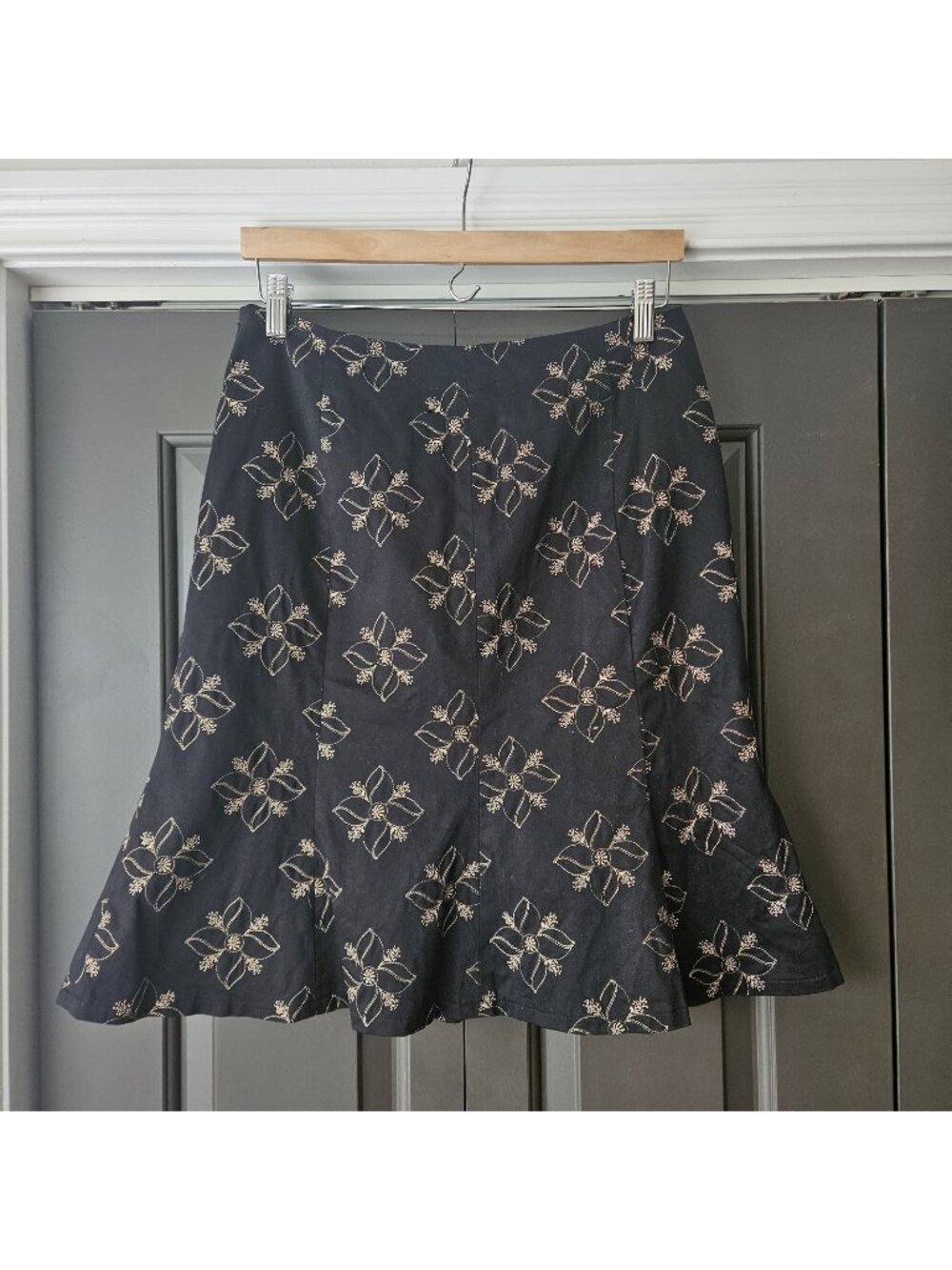 Womens Black Skirt Side Zip Sz 10 Apostrophe Stretch Metallic Embroidered Print